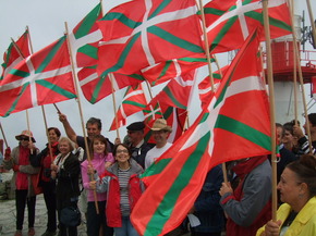 Des Alderdikide r�unis pour la f�te de l\'ikurri�a, ce 14 Juillet, au sommet de la Rh�ne, � la fronti